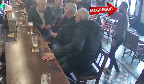 McGregor le atina un puñetazo a un hombre mayor en una bar de Irlanda