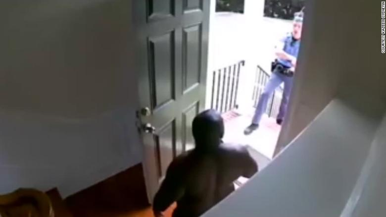 ¡AFROAMERICANO ES ARRESTADO! Policía arresta a un hombre en su propia casa solo por su color