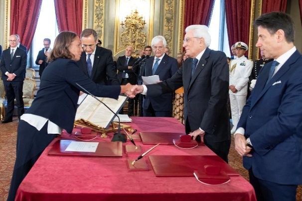 Italia Juramenta nueva coalición que apoya los vínculos con la problemática Unión Europea