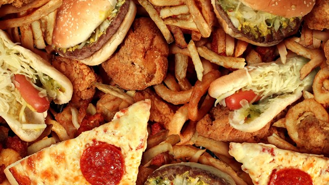 Adolescente con desnutrición y pérdida de visión gracias a dieta exclusiva de comida chatarra