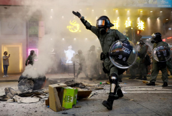 Protestas en Hong Kong llegan a nuevo límite con gas lacrimógeno y balas de goma