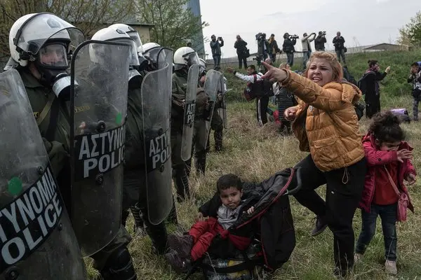 Protestas en Grecia por Muerte de una Mujer en Incendio de refugio
