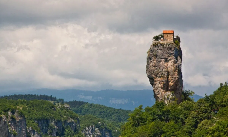 La-iglesia-más-solitaria-del-mundo-pilar-Katskhi-Georgia-