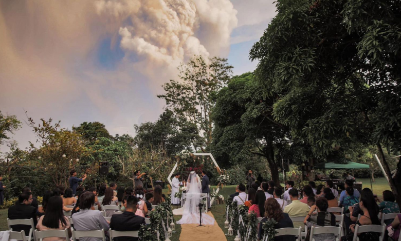 Pareja se casó al instante en que un volcán erupcionó
