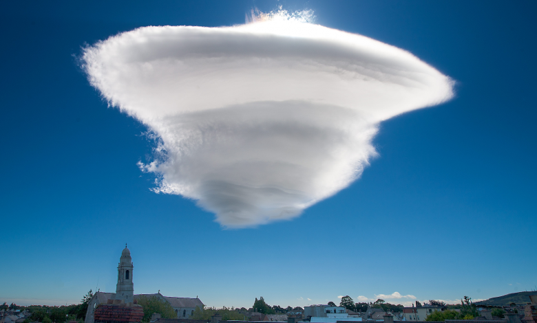 ¿Una nube o un platillo volador alienígena?