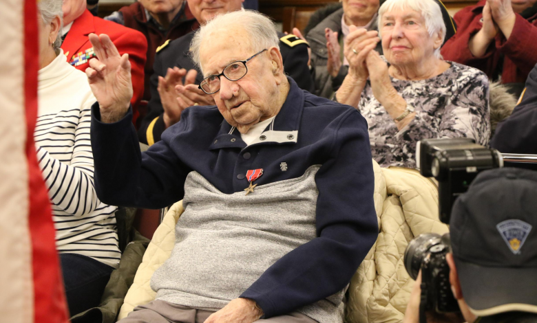 Veterano de la segunda guerra mundial recibe reconocimiento 75 años después