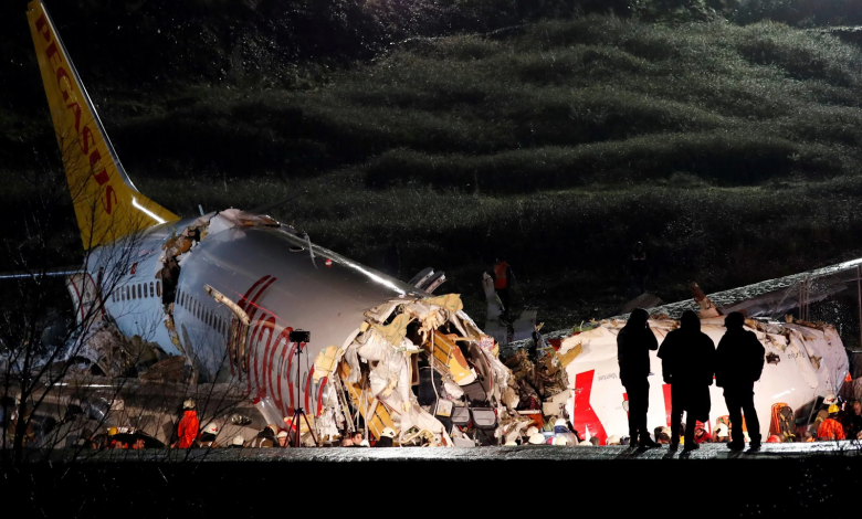 Un avión se partió a la mitad luego de patinar al aterrizar