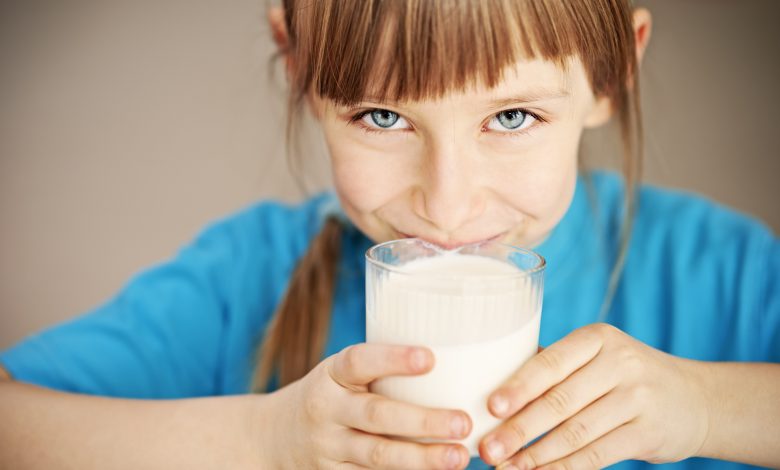 ¿La leche completa es buena para los niños?