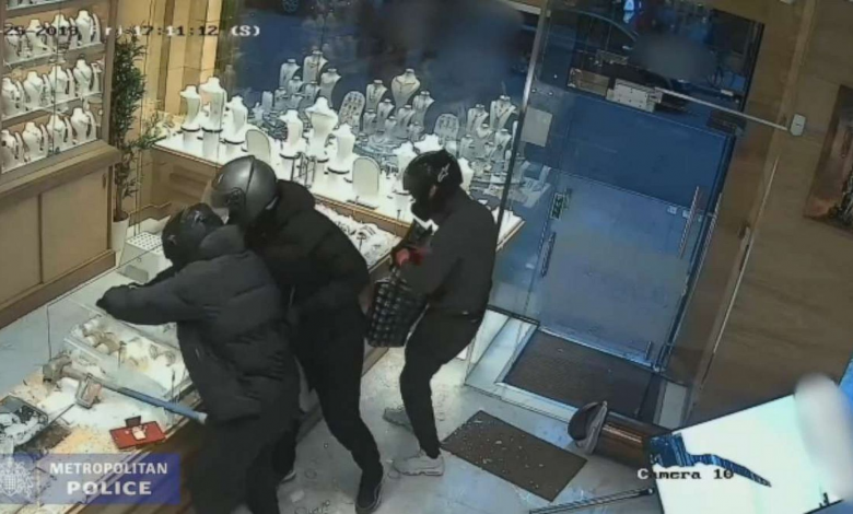 Madre e hijo robaron más de 50 millones en joyería