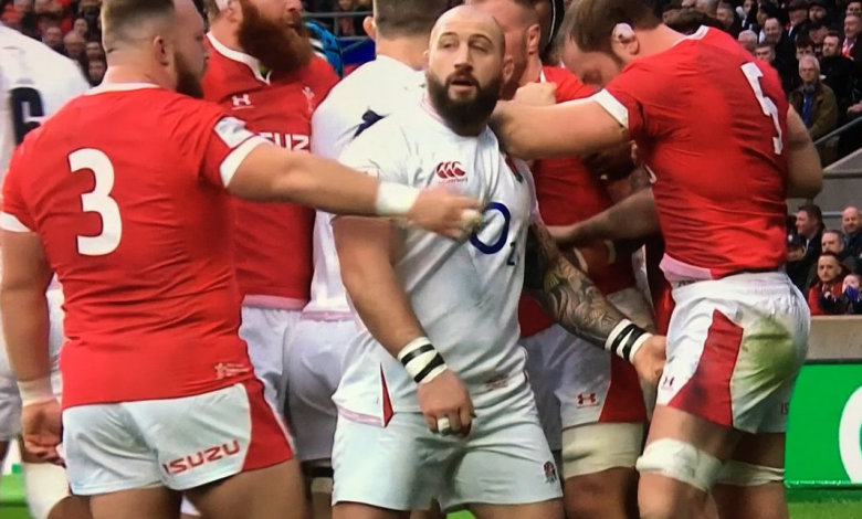 ¿Jugador de Rugby le sujetó los genitales a otro?