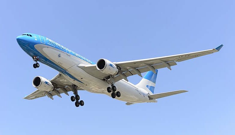 El vuelo de repatriados de AR trajo el cuerpo embalsamado de un muerto por corona virus