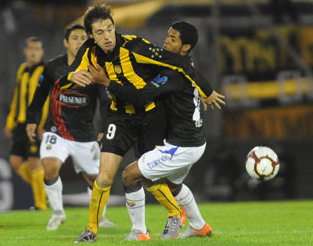 Peñarol caminó al borde del precipicio, pero clasificó